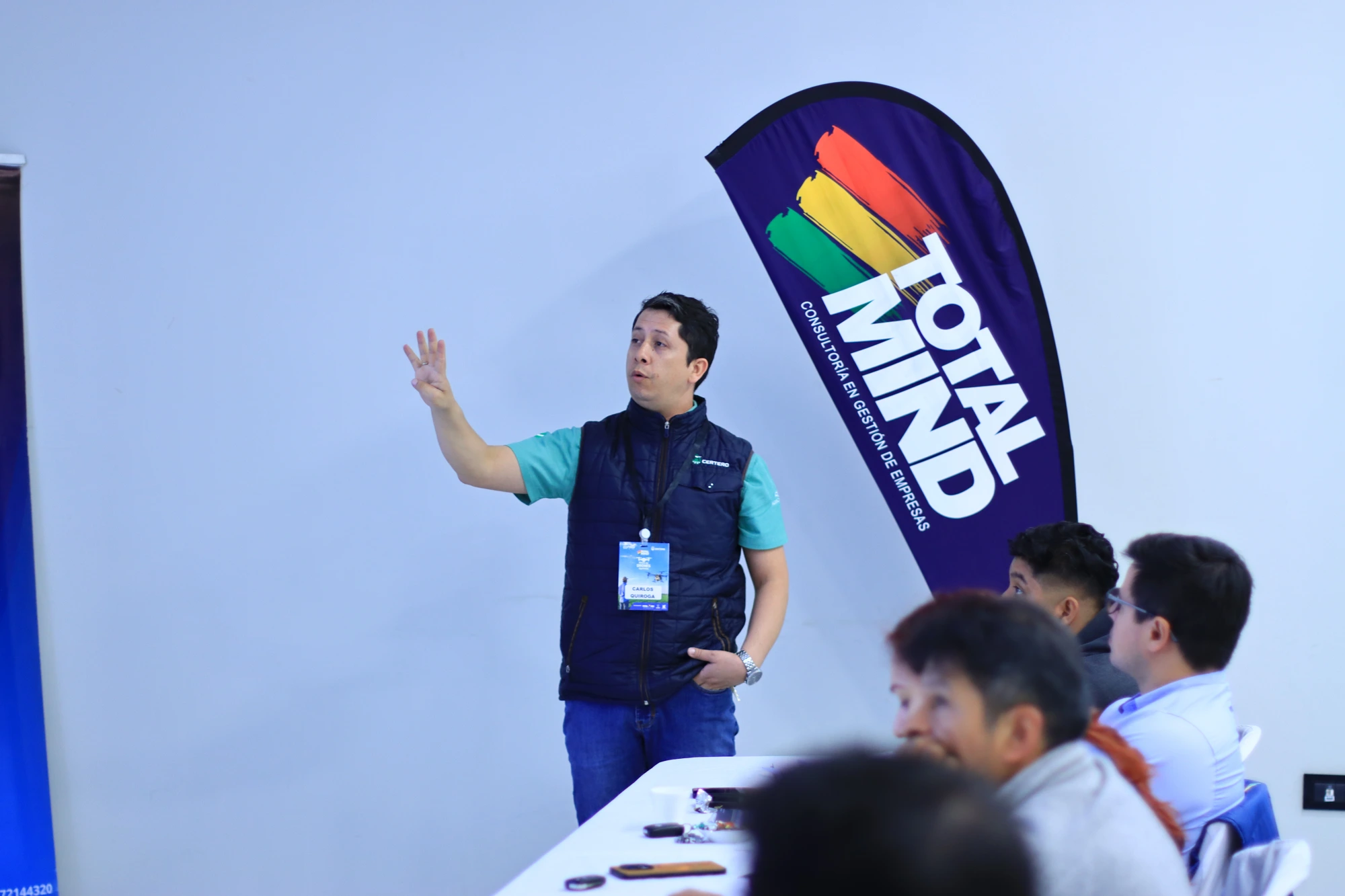 Equipo de CERTERO Academy: Anna Paola, el profesor Lucas y Carlos Quiroga en una jornada de formación