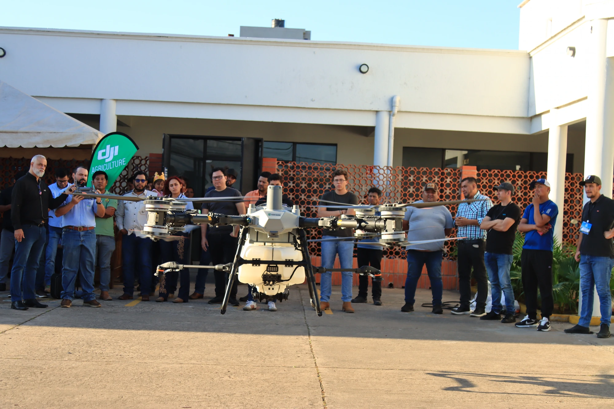 Dron de la línea Agras mostrado ante productores en demostración
